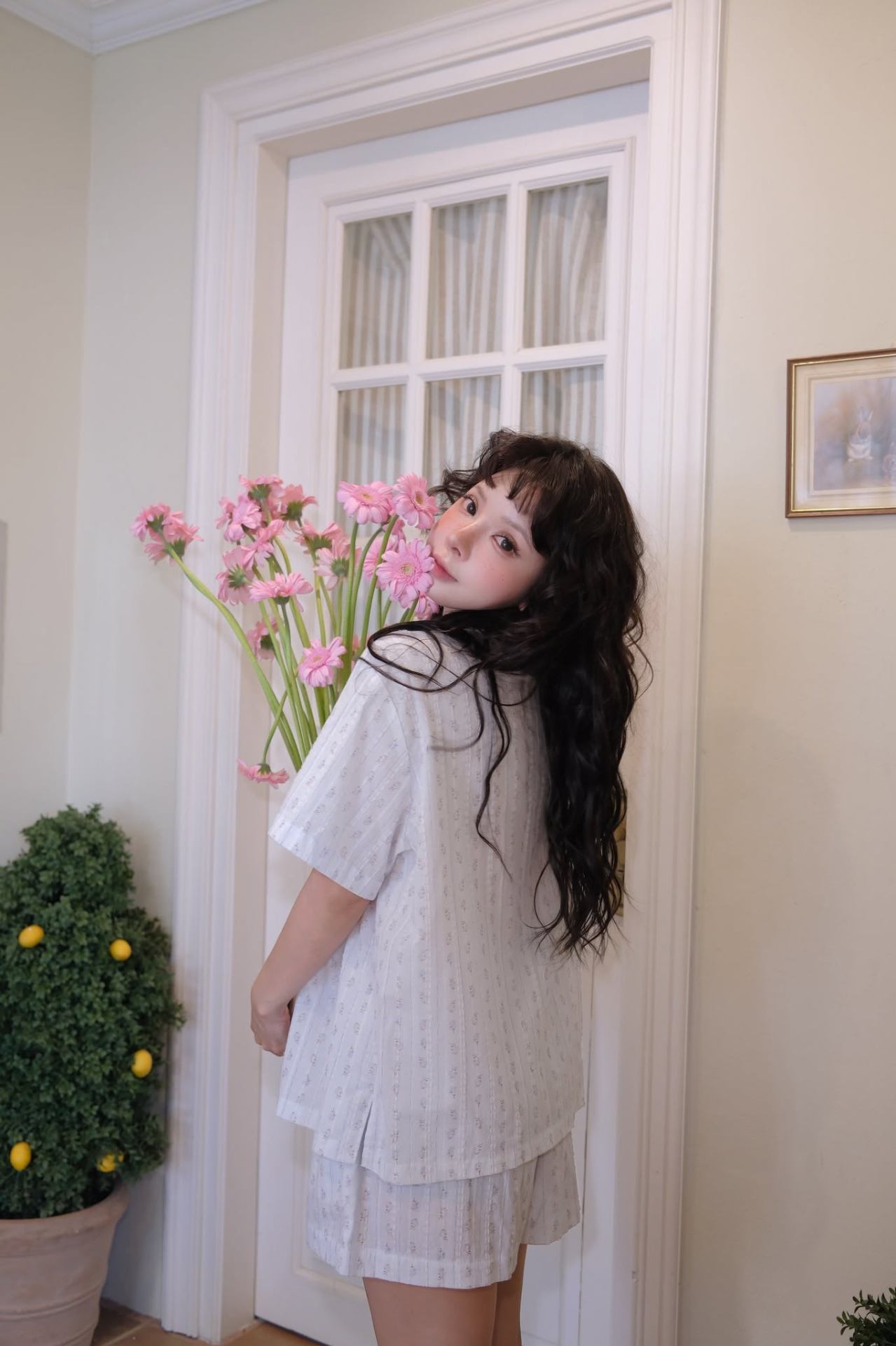 Set Merzy — quay lưng bên khung cửa trắng